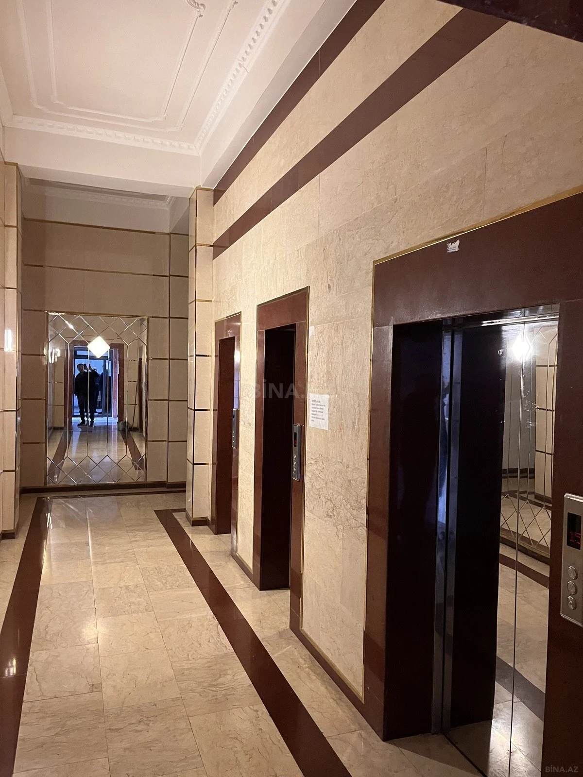 Satılır obyekt 326 m²