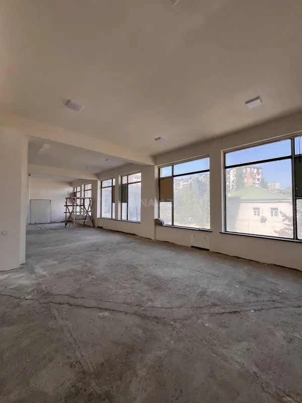 Satılır obyekt 326 m²