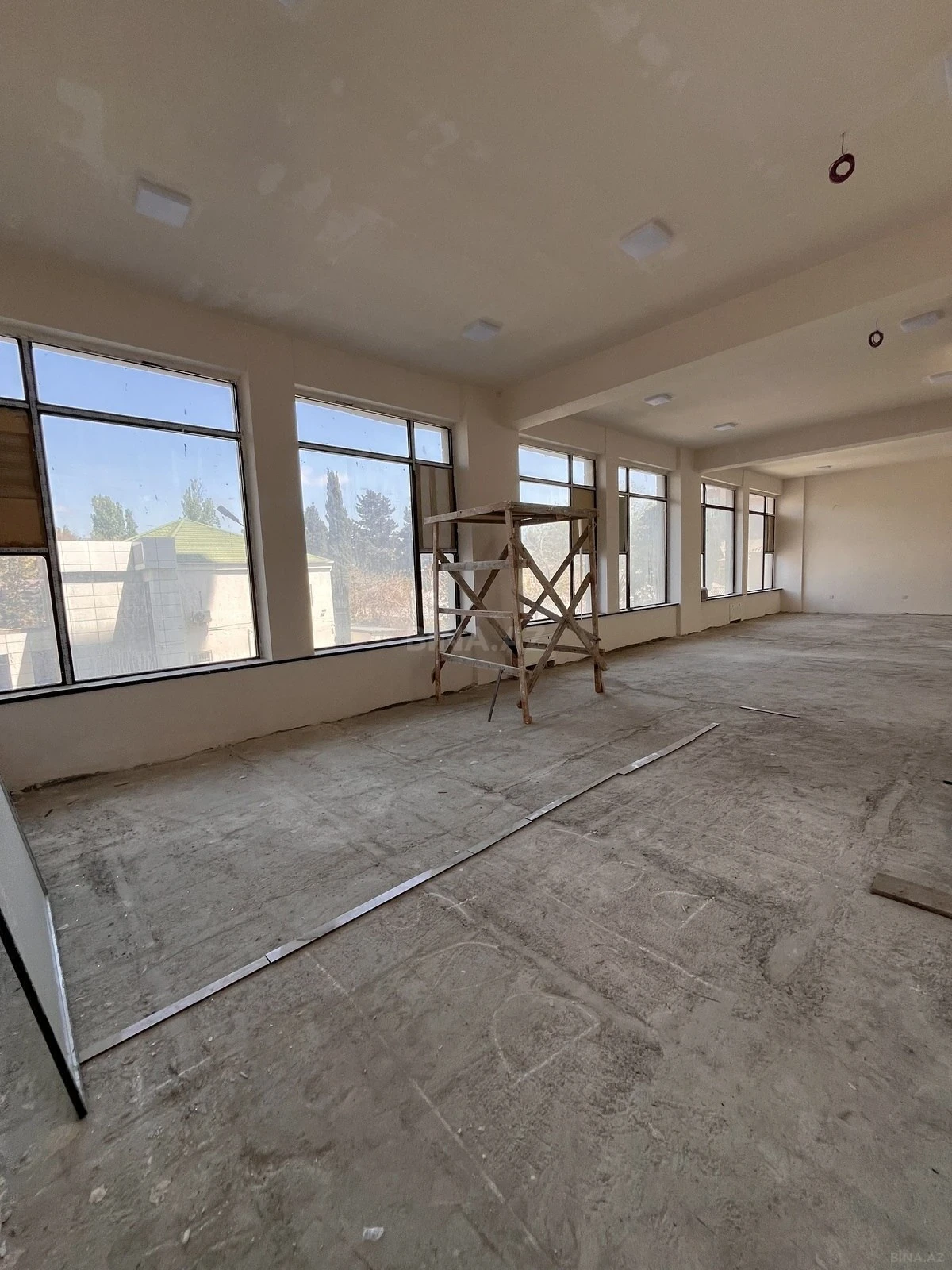 Satılır obyekt 326 m²