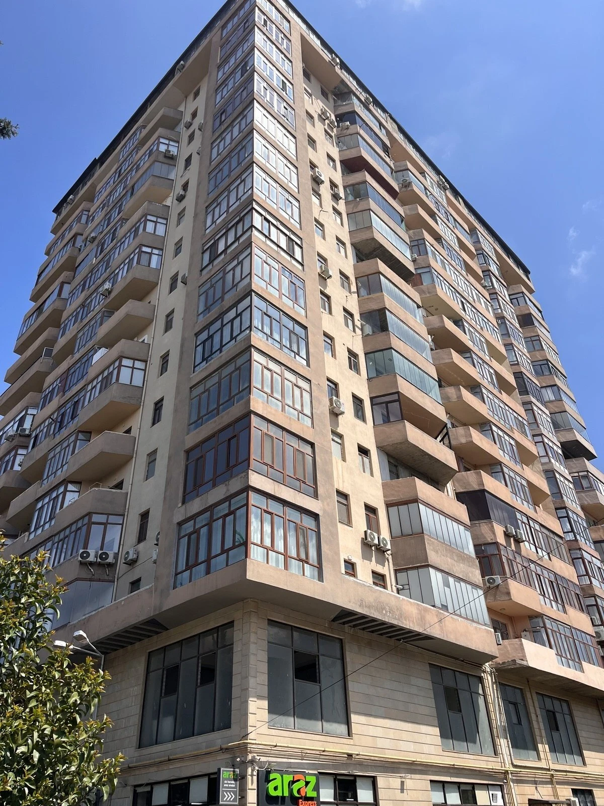 Satılır obyekt 326 m²