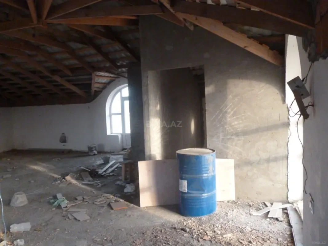Satılır 6 otaqlı həyət evi 1 m²