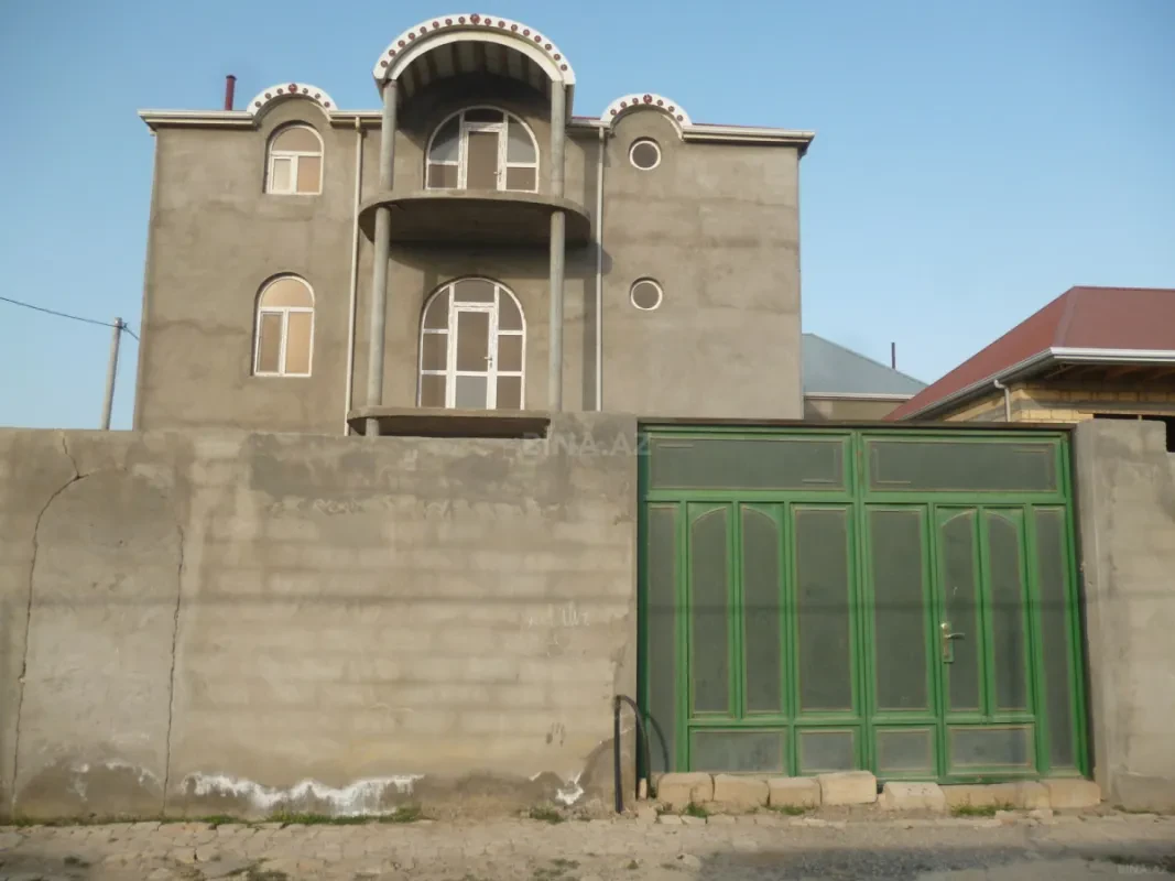 Satılır 6 otaqlı həyət evi 1 m²
