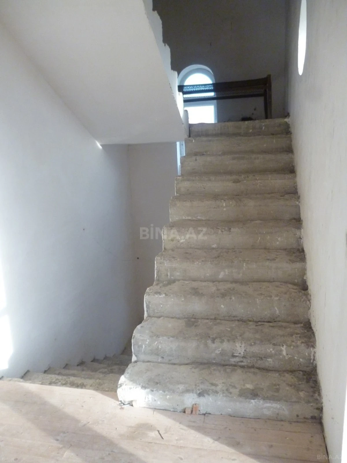 Satılır 6 otaqlı həyət evi 1 m²