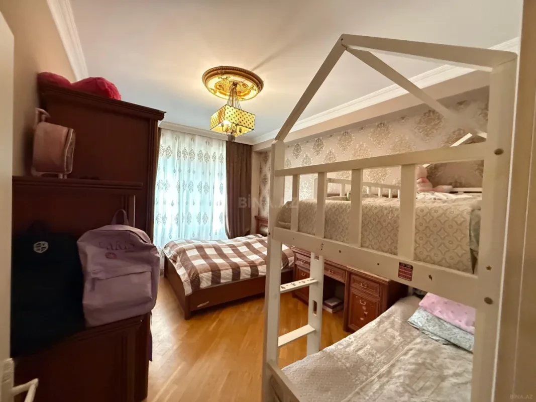 Satılır 4 otaqlı mənzil 133 m²