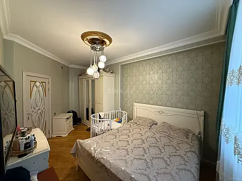 Satılır 4 otaqlı mənzil 133 m²