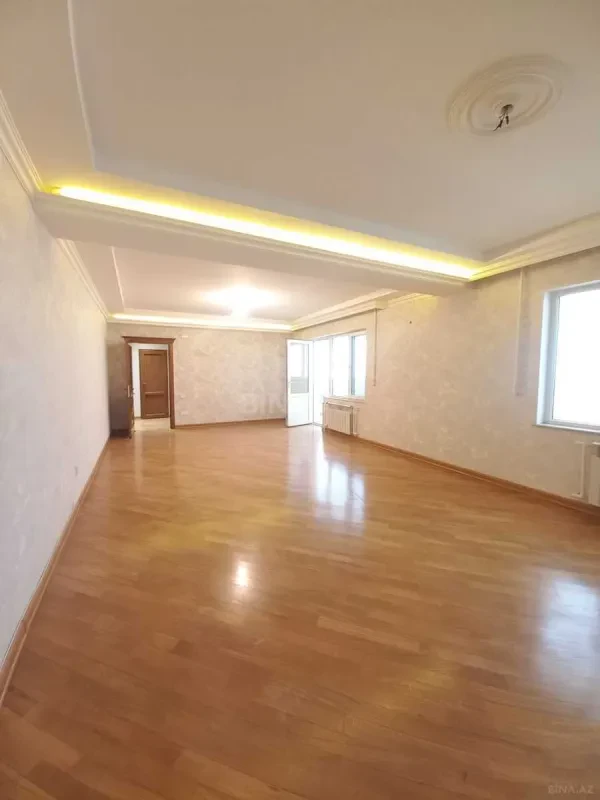 Satılır 4 otaqlı mənzil 120 m²
