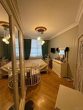 Satılır 4 otaqlı mənzil 140 m²