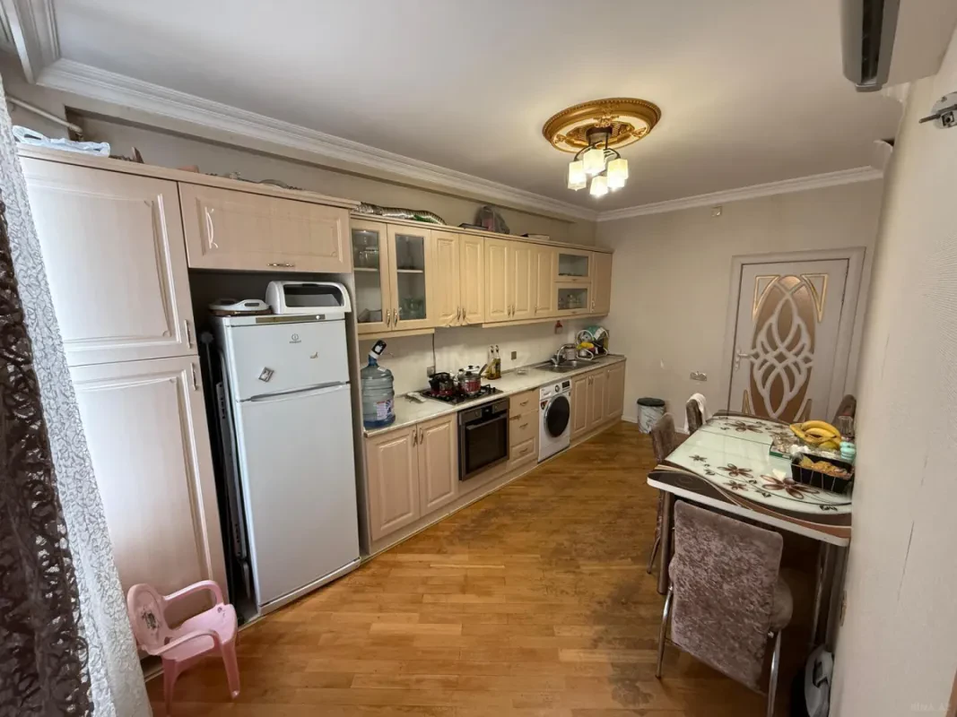 Satılır 4 otaqlı mənzil 140 m²