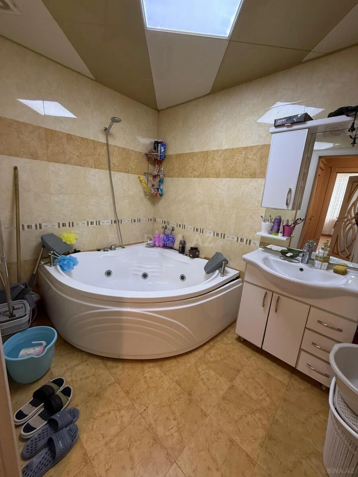 Satılır 4 otaqlı mənzil 140 m²