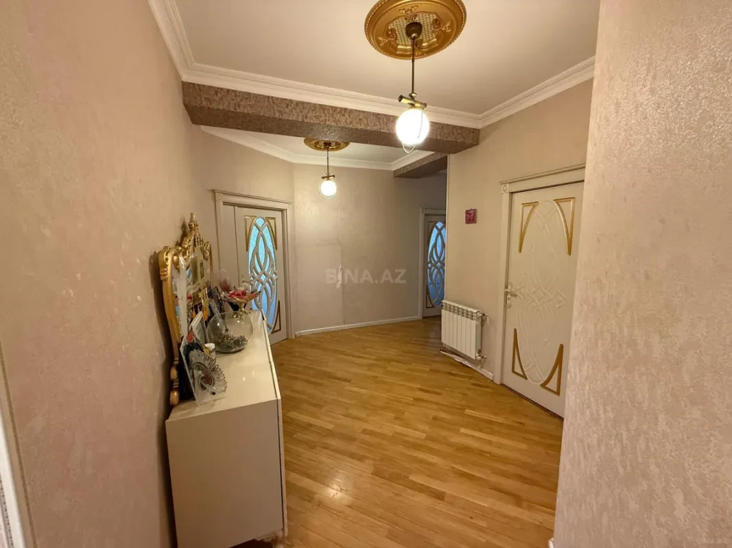 Satılır 4 otaqlı mənzil 140 m²