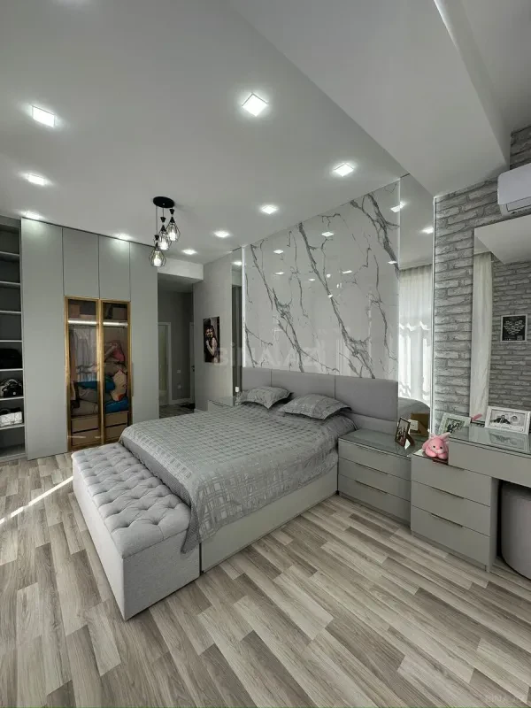Satılır 4 otaqlı mənzil 128 m²