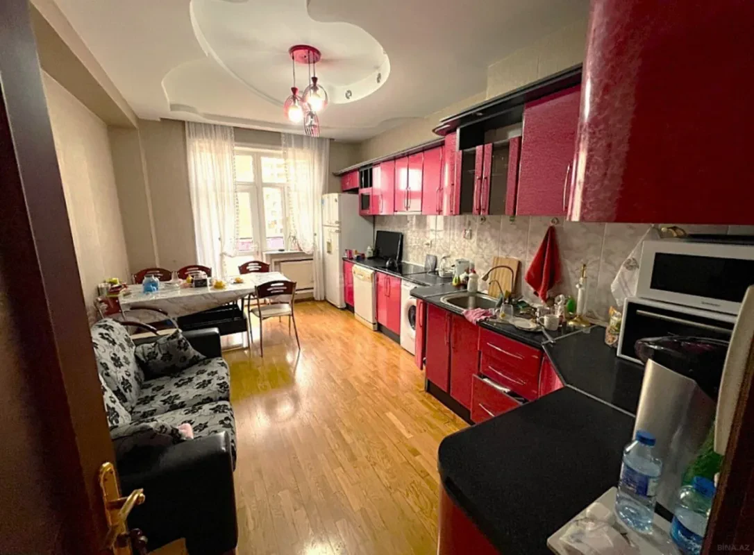 Satılır 4 otaqlı mənzil 185 m²