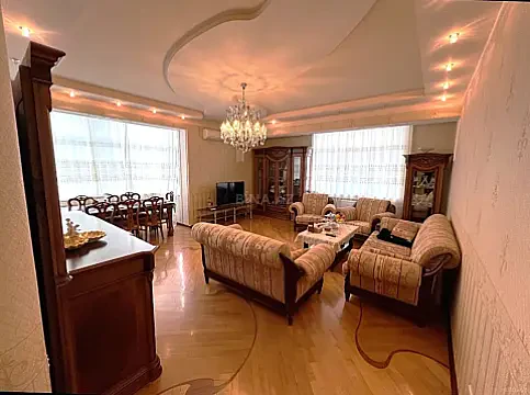 Satılır 4 otaqlı mənzil 185 m²