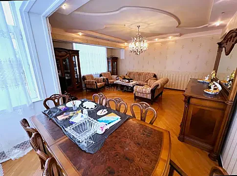 Satılır 4 otaqlı mənzil 185 m²
