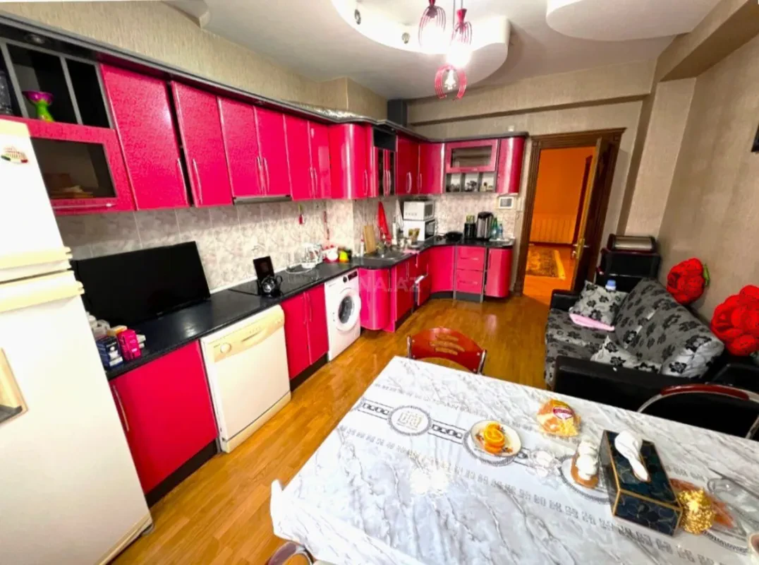 Satılır 4 otaqlı mənzil 185 m²