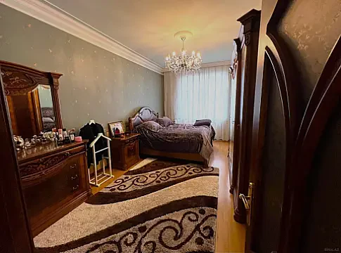 Satılır 4 otaqlı mənzil 185 m²