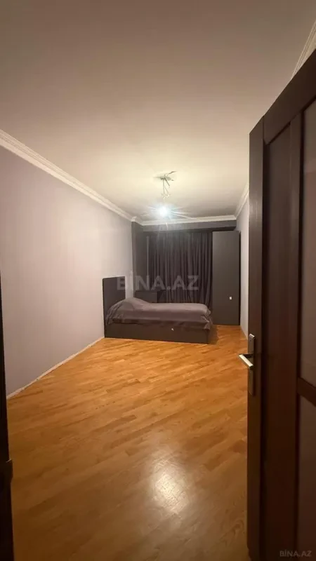 Satılır 3 otaqlı mənzil 135 m²