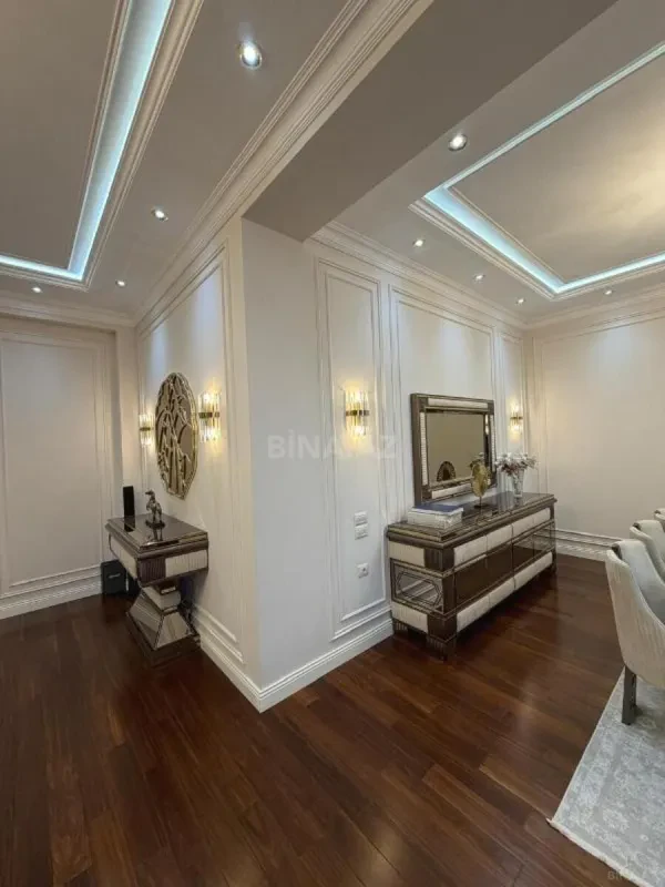 Satılır 4 otaqlı mənzil 200 m²