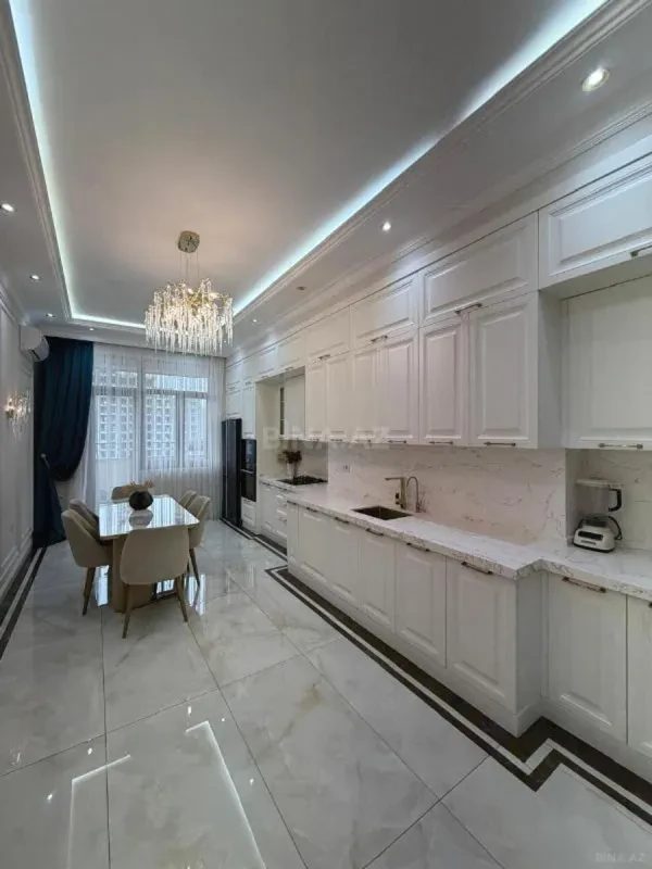 Satılır 4 otaqlı mənzil 200 m²