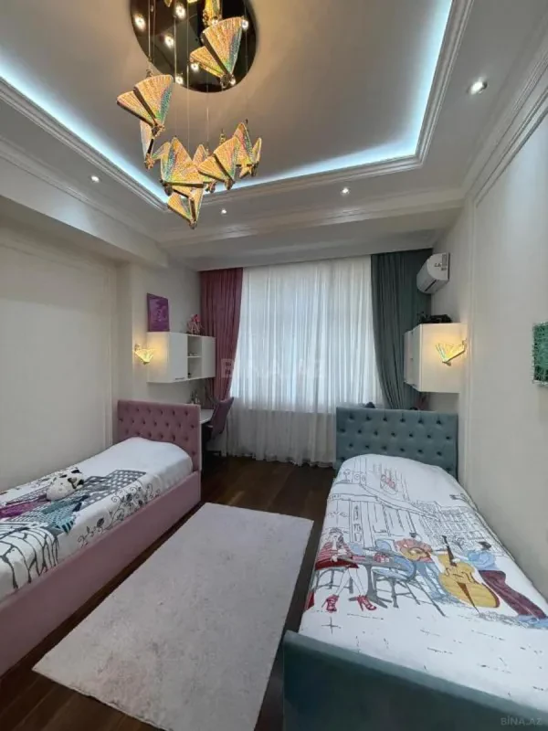 Satılır 4 otaqlı mənzil 200 m²