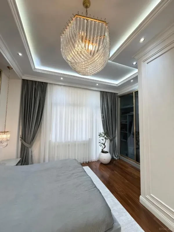 Satılır 4 otaqlı mənzil 200 m²