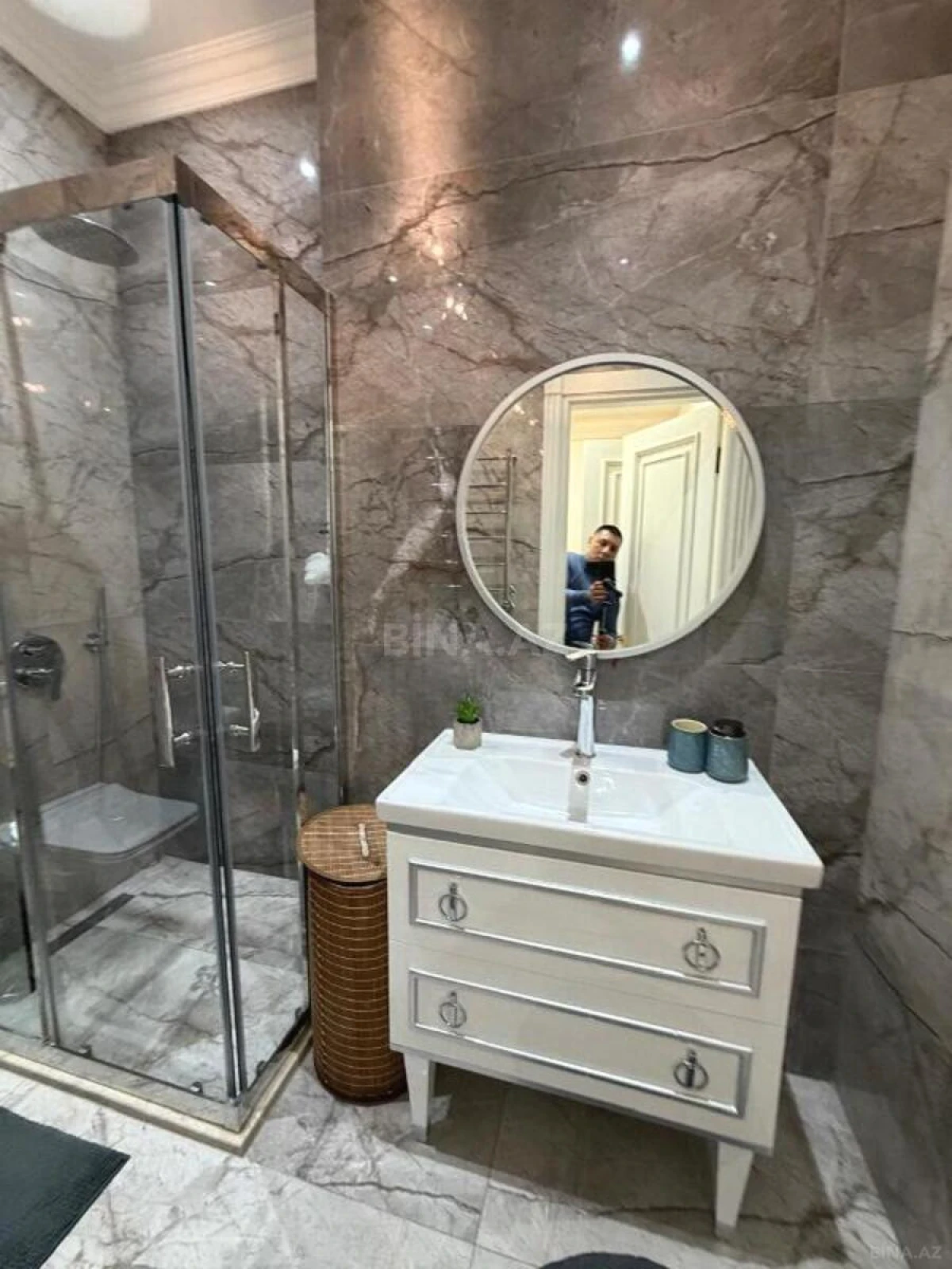 Satılır 4 otaqlı mənzil 200 m²