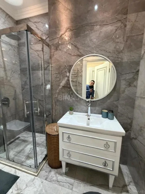 Satılır 4 otaqlı mənzil 200 m²