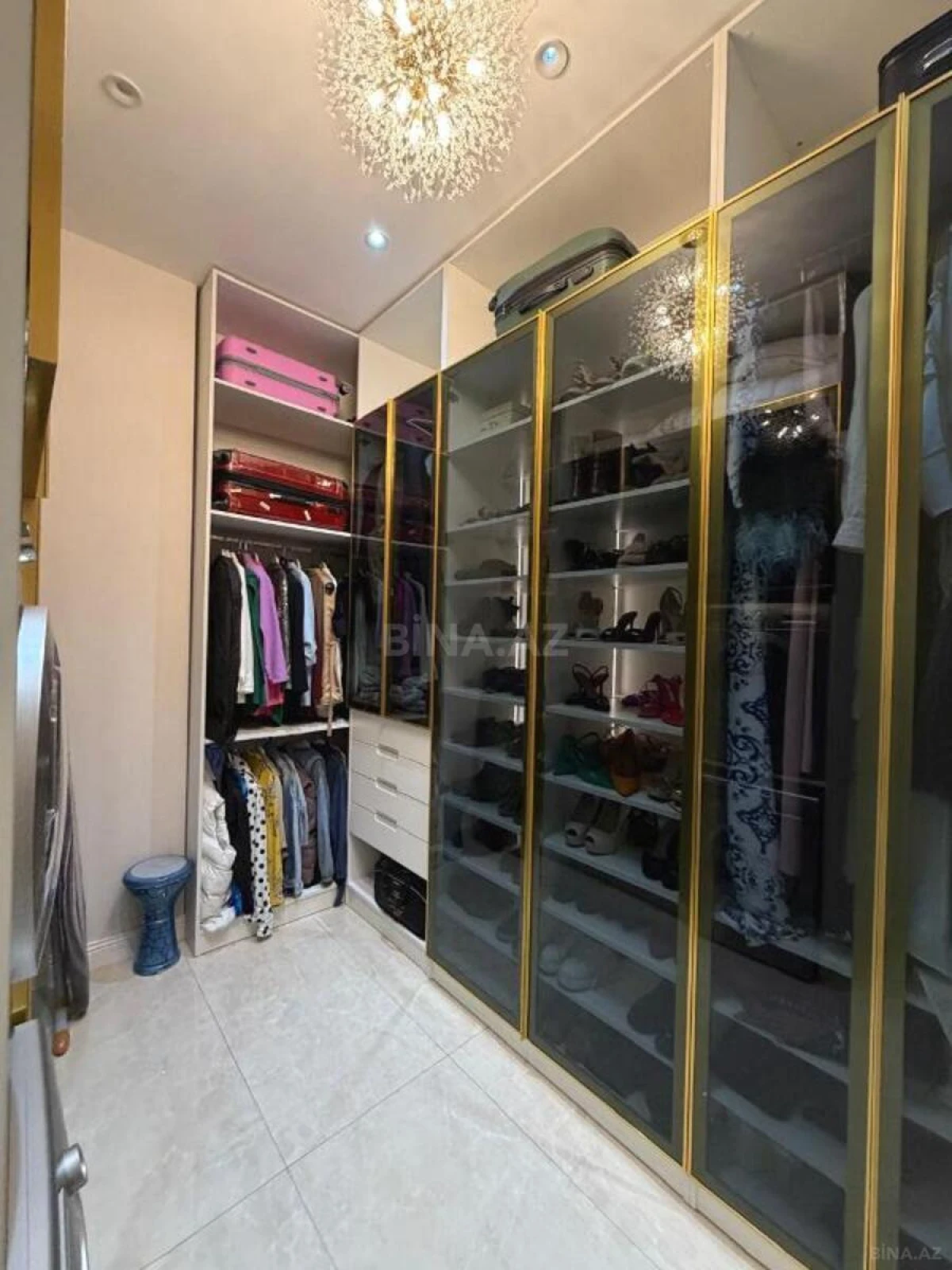 Satılır 4 otaqlı mənzil 200 m²