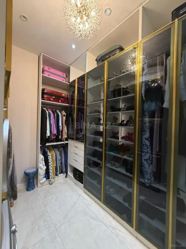 Satılır 4 otaqlı mənzil 200 m²