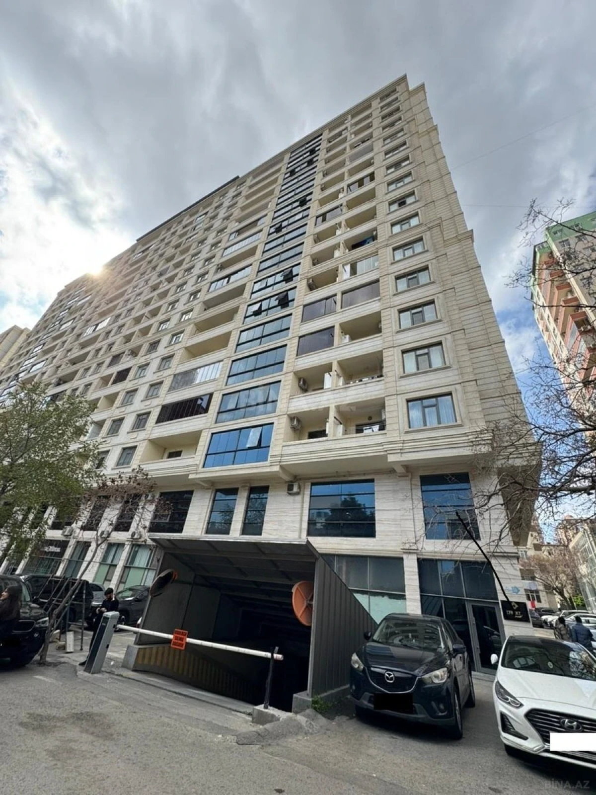 Satılır 4 otaqlı mənzil 240 m²