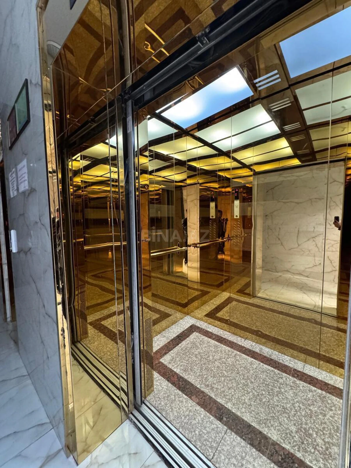 Satılır 4 otaqlı mənzil 240 m²