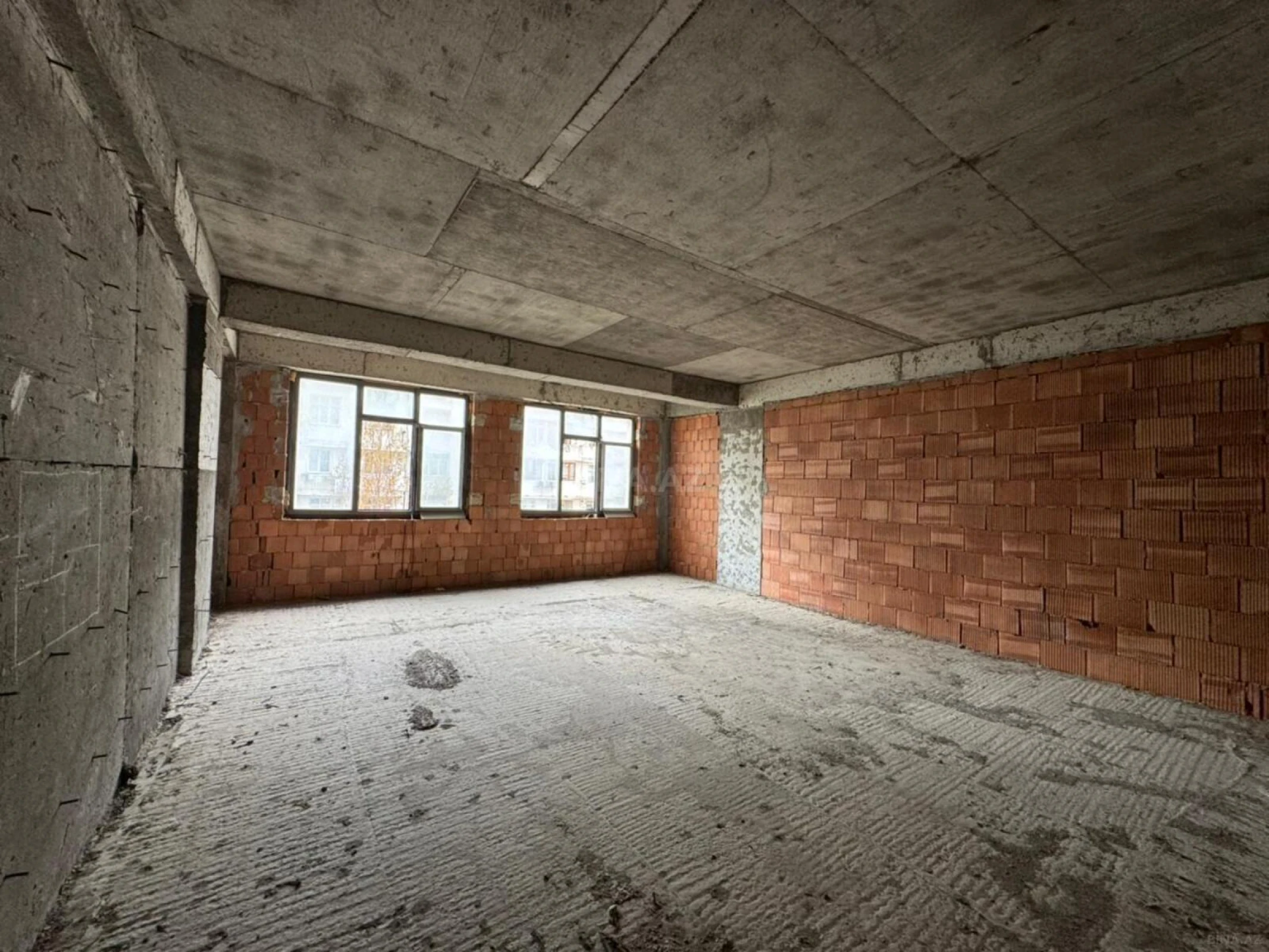Satılır 4 otaqlı mənzil 240 m²