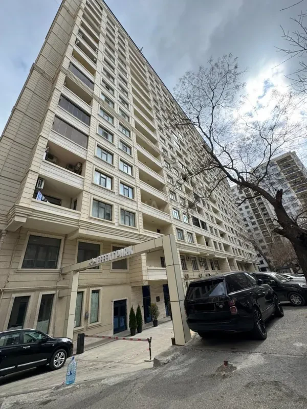 Satılır 4 otaqlı mənzil 240 m²