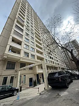 Satılır 4 otaqlı mənzil 240 m²