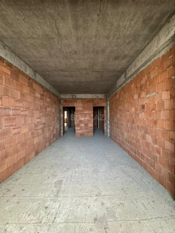 Satılır 4 otaqlı mənzil 240 m²