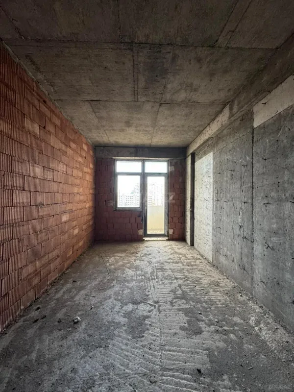 Satılır 4 otaqlı mənzil 240 m²