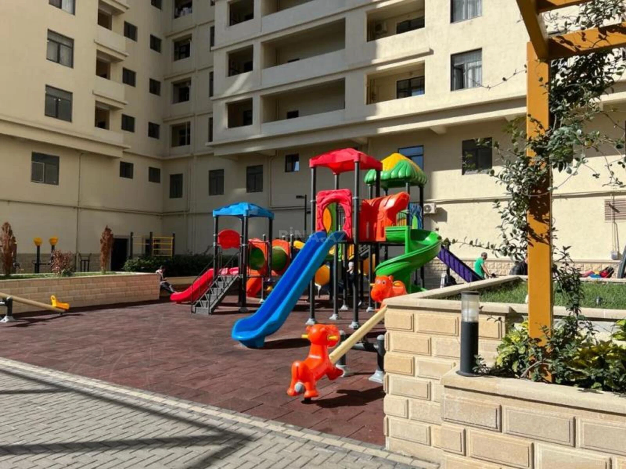 Satılır 4 otaqlı mənzil 174 m²