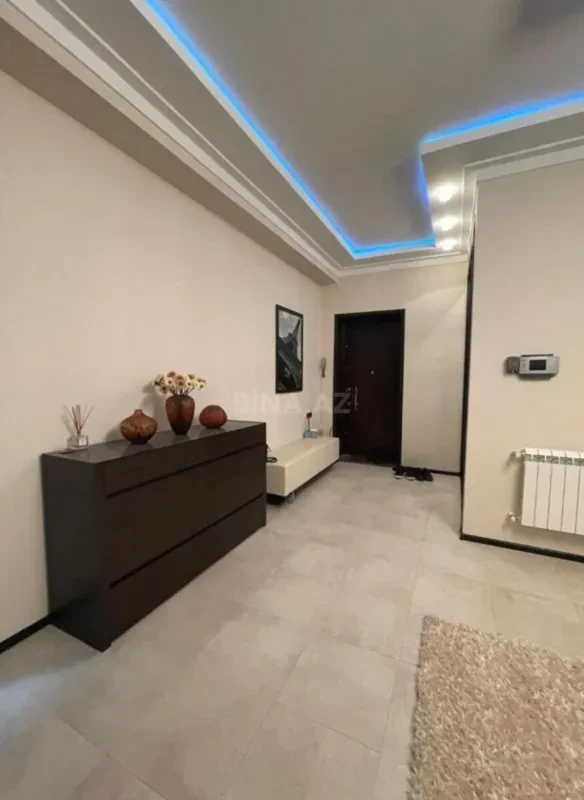 Satılır 4 otaqlı mənzil 240 m²