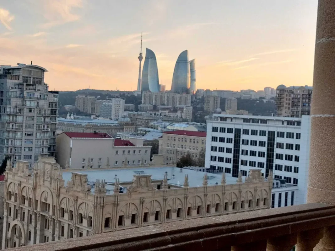 Satılır 4 otaqlı mənzil 288 m²