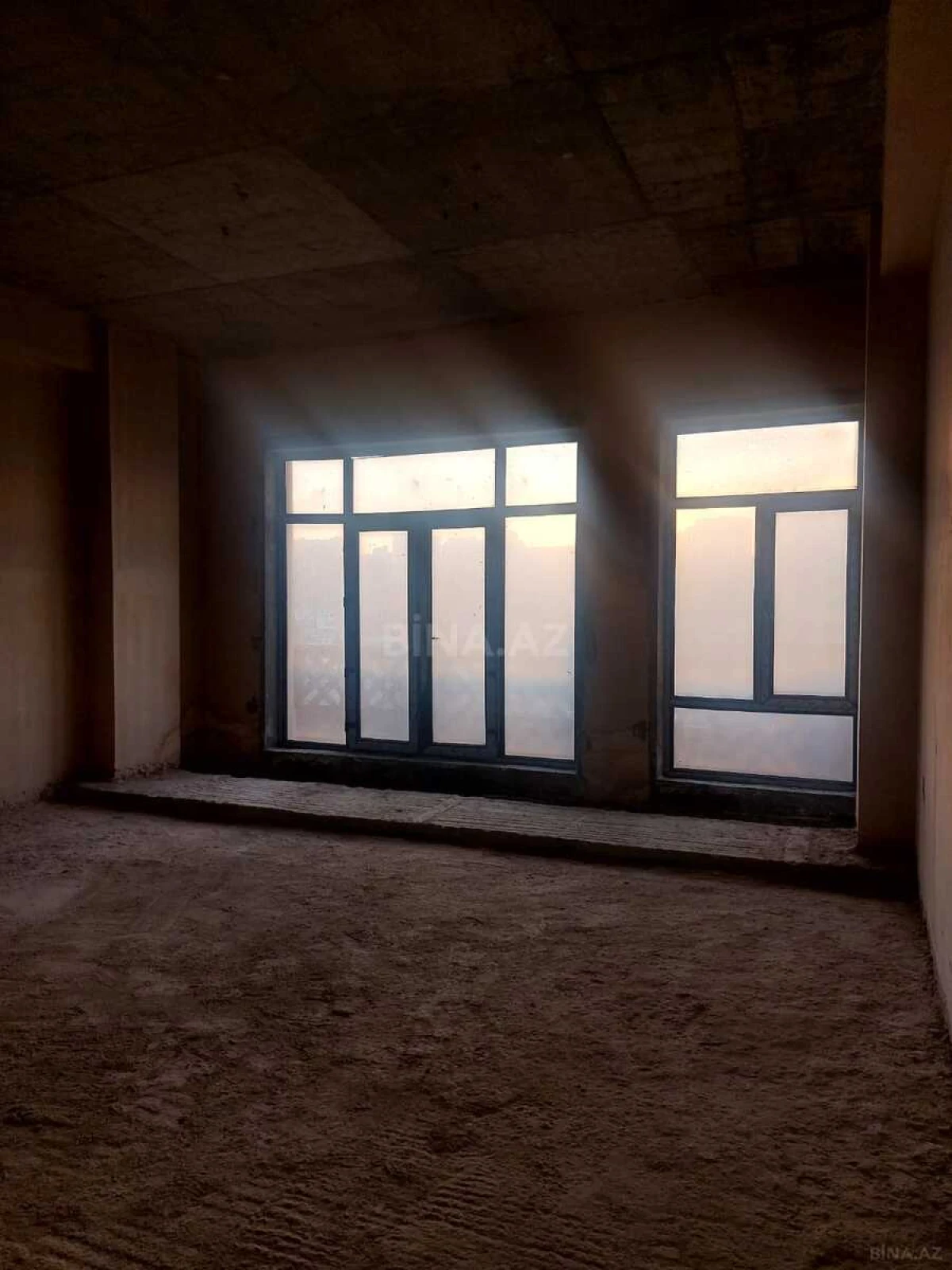 Satılır 4 otaqlı mənzil 288 m²