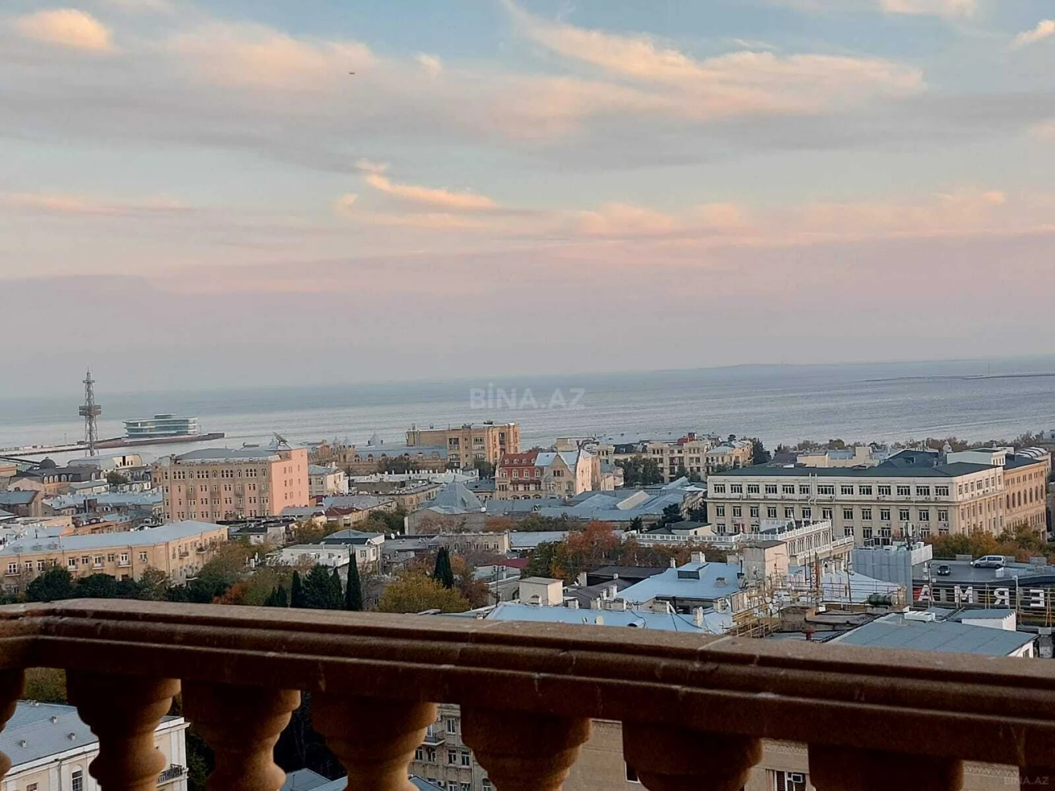 Satılır 4 otaqlı mənzil 288 m²
