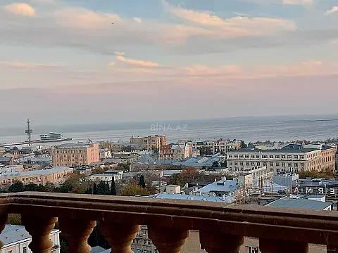 Satılır 4 otaqlı mənzil 288 m²