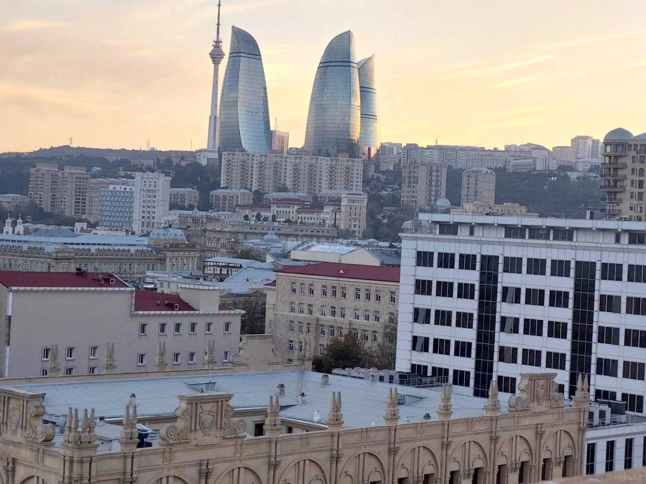 Satılır 4 otaqlı mənzil 288 m²