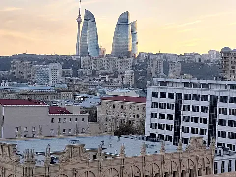 Satılır 4 otaqlı mənzil 288 m²
