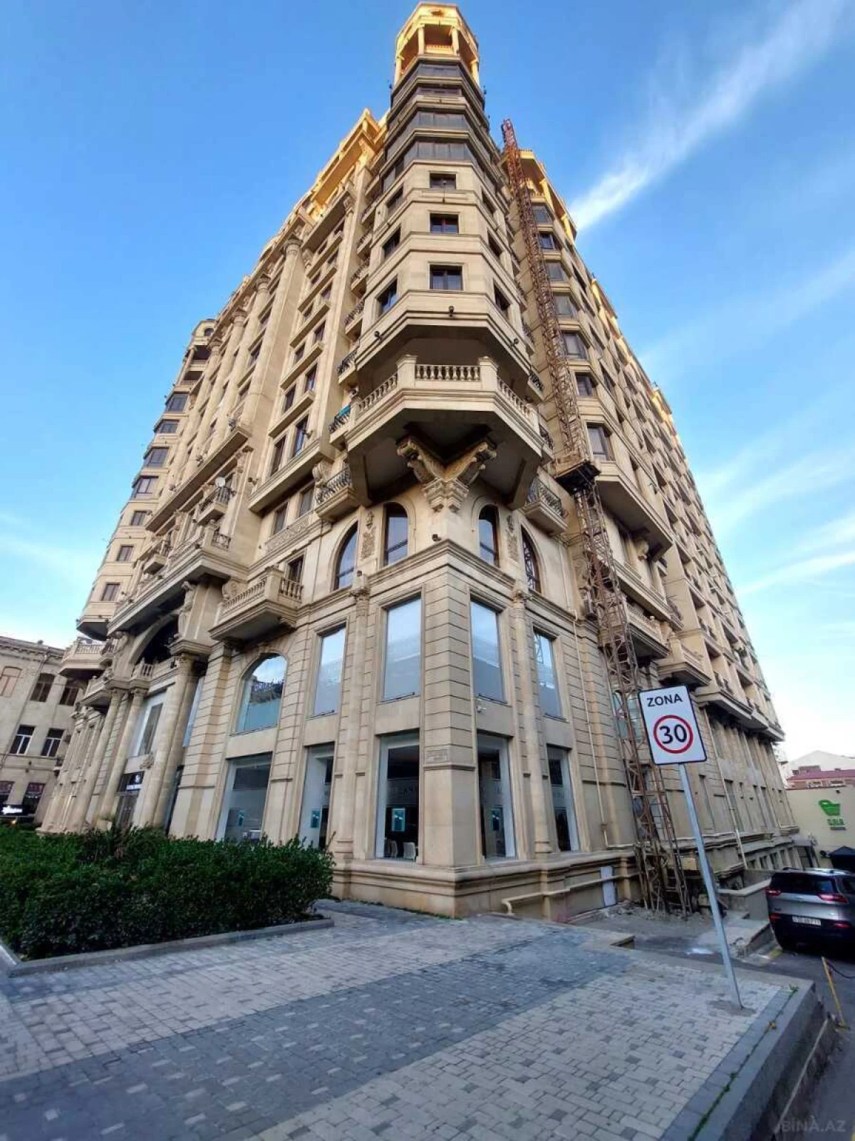 Satılır 4 otaqlı mənzil 288 m²