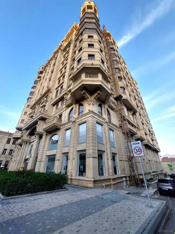 Satılır 4 otaqlı mənzil 288 m²