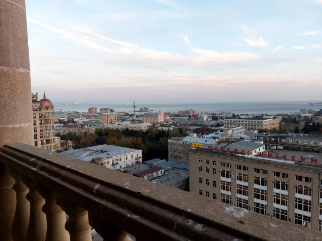 Satılır 4 otaqlı mənzil 288 m²