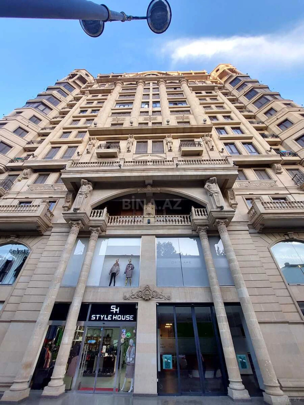 Satılır 4 otaqlı mənzil 288 m²