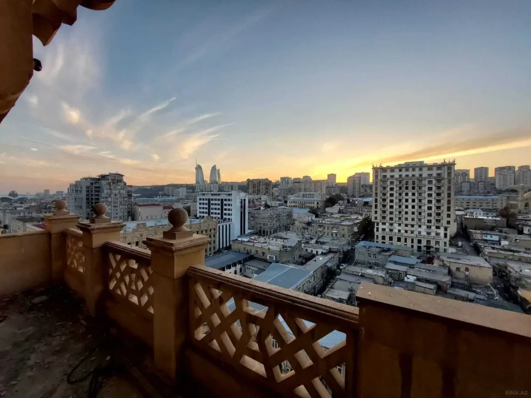 Satılır 4 otaqlı mənzil 288 m²