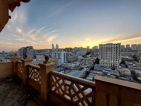 Satılır 4 otaqlı mənzil 288 m²